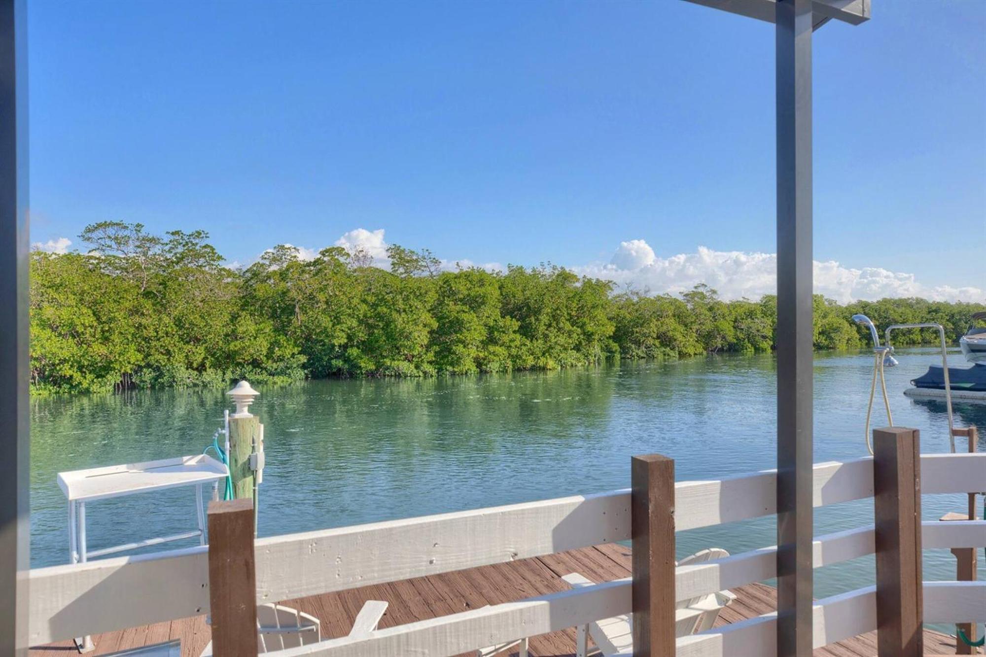 Tiny Home On Waterfront, Bay Views, Deck, Pool Jewfish Номер фото